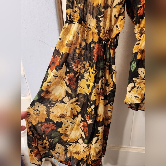 Floral bell sleeve crop top. Brand Mixed Thread size L - Picture 4 of 4